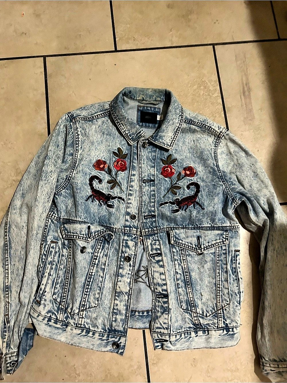 B.D.G. Urban Outfitters Embroidered Denim Jacket in Blue Size Medium Like New
